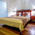 Leo Hotel